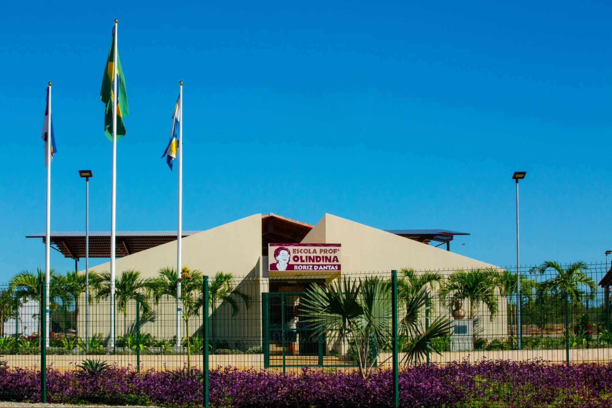 Imagem da fachada da escola: "Escola Prof Olindina Roriz Dantas"