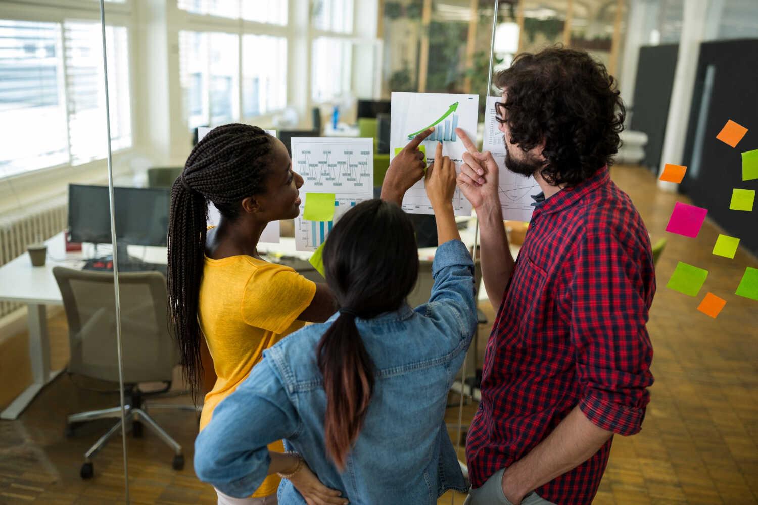 Equipe discutindo ideias em ambiente de escritório