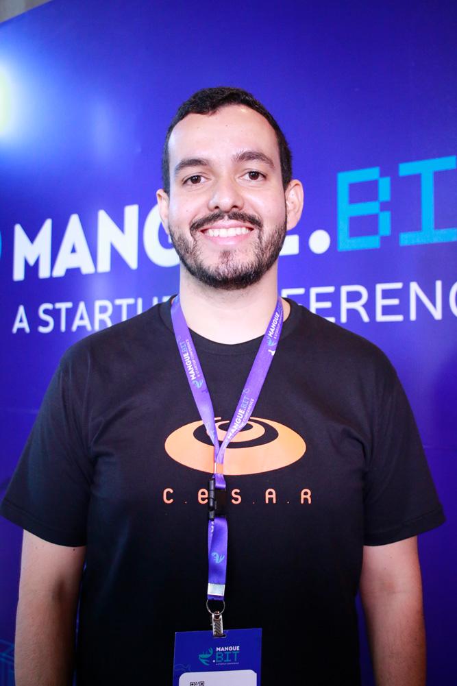 César, palestrante na Mangue.BIT Startup Conference, evento de ensino tecnológico.