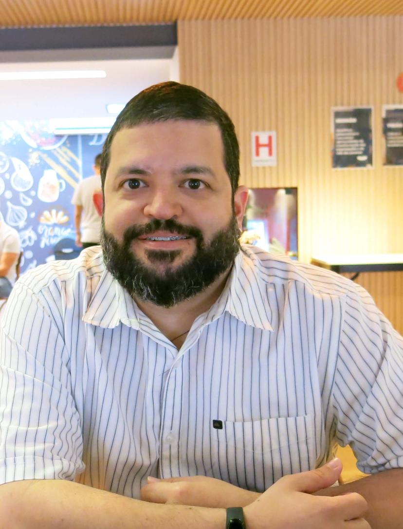 Uma pessoa sorrindo