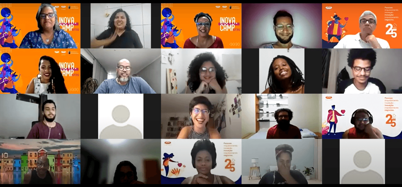 Mosaico de participantes de uma videoconferência online do Inova.Camp Afro, mostrando diversos rostos e um fundo com a logo do evento.