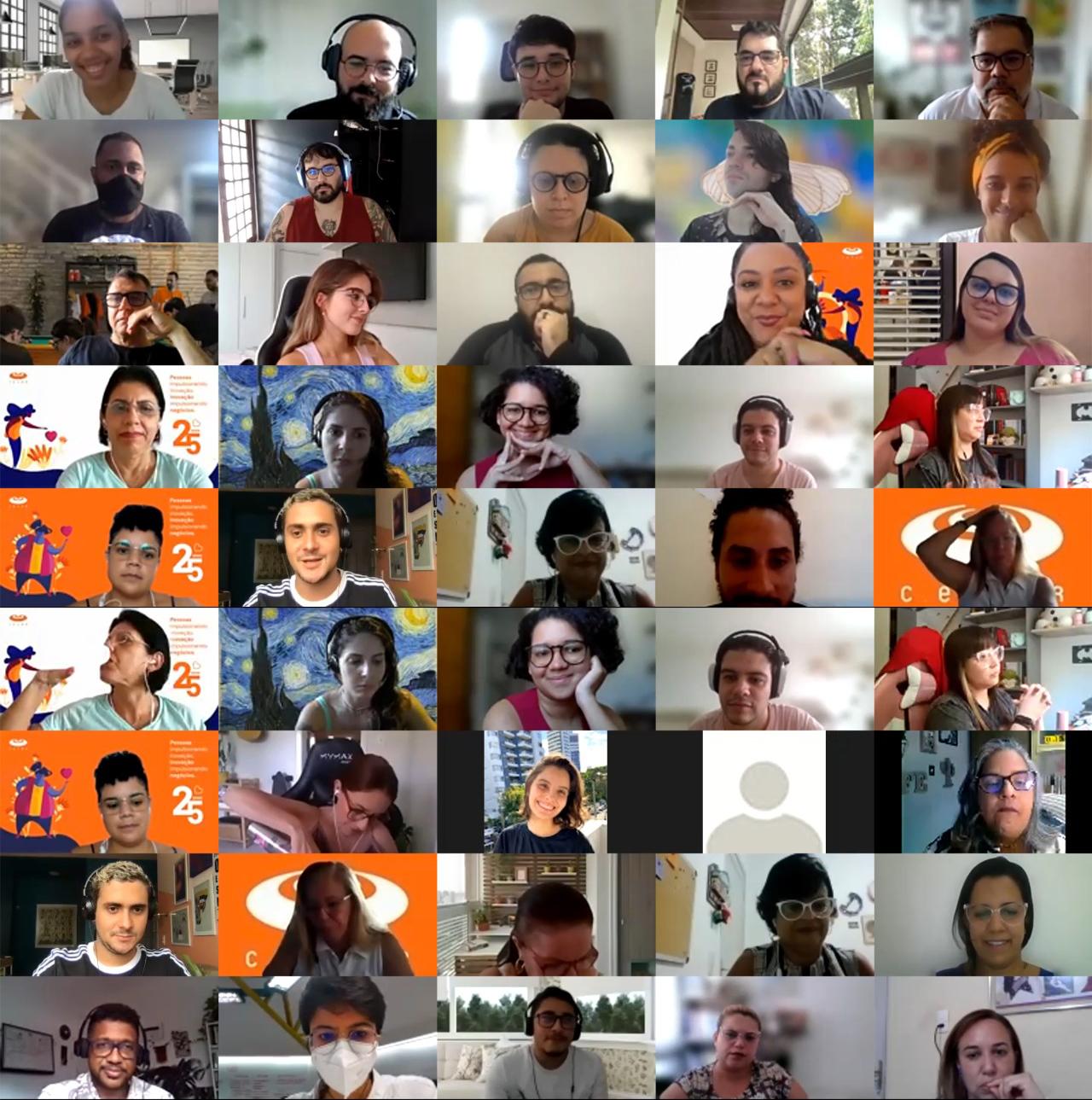 Mosaico de vídeo de uma reunião online com muitas pessoas, a maioria mulheres, em vários cenários domésticos. Algumas imagens incluem arte e logotipos.