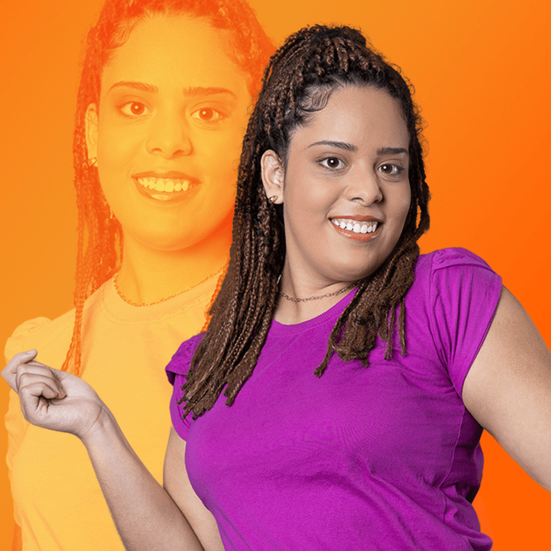 Retrato de uma jovem mulher negra com rabo de cavalo, usando uma camiseta roxa, sobre um fundo laranja. Uma versão translúcida dela aparece atrás.