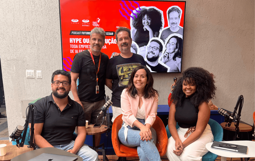 Grupo de educadores em podcast sobre tecnologia e educação, discutindo IA na educação corporativa.