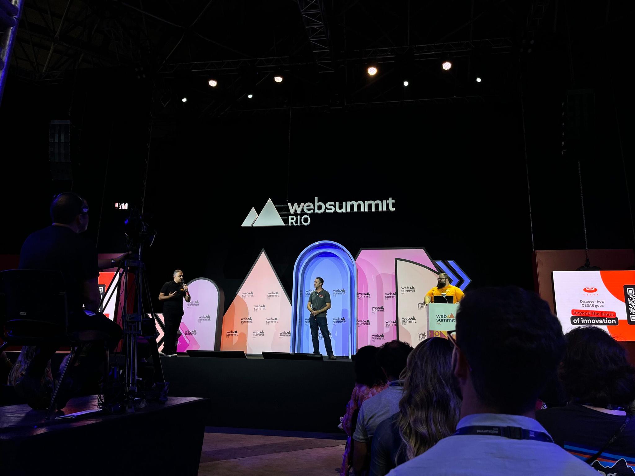 Um palco da "websummit RIO"