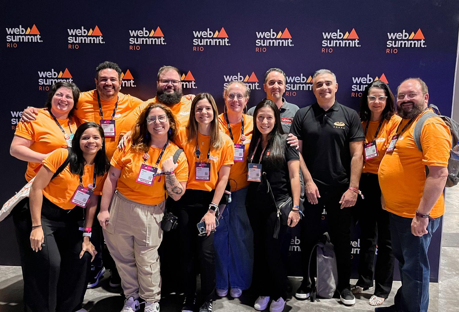 Pessoas reunidas na "websummit RIO"