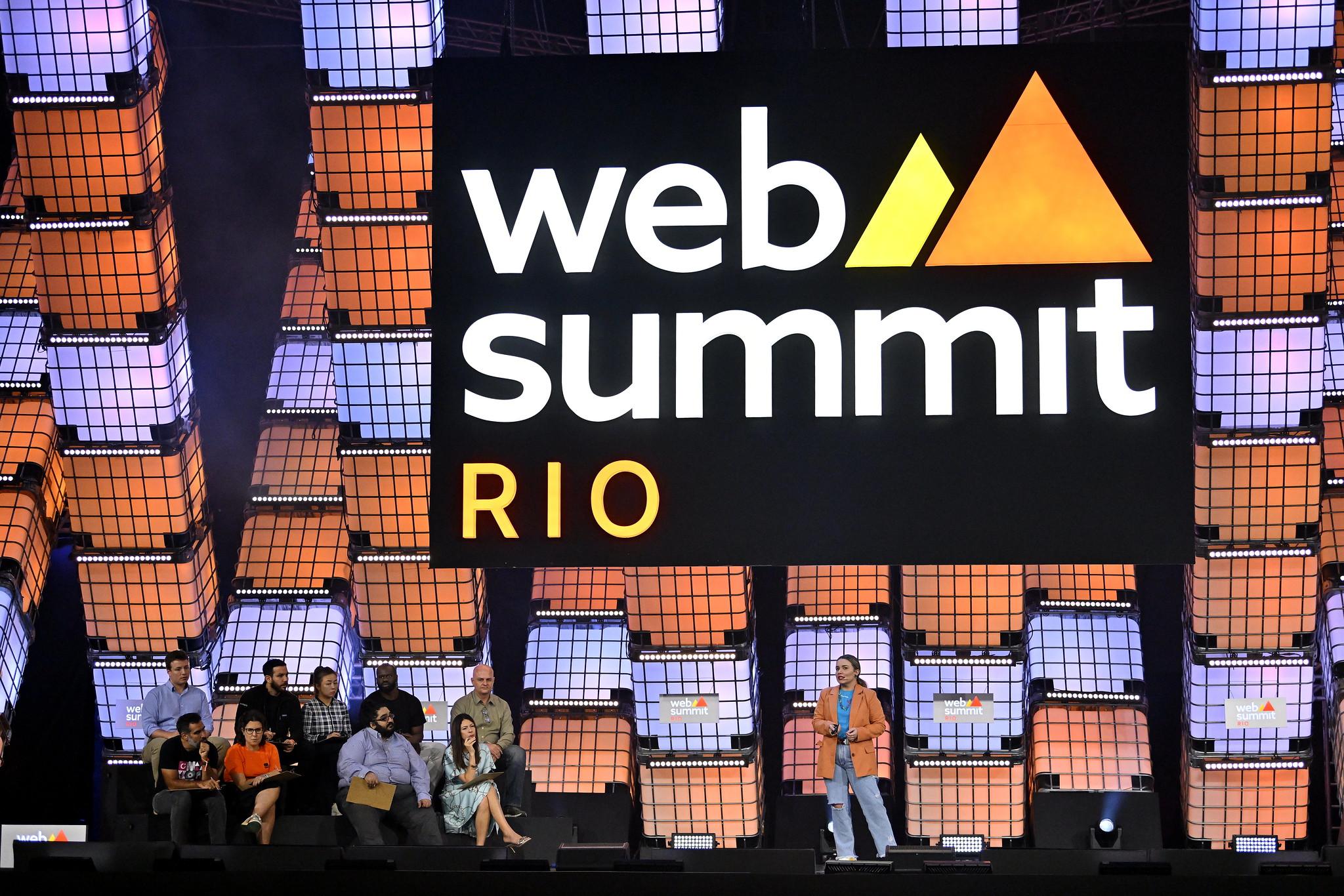 Um palco da "websummit RIO"