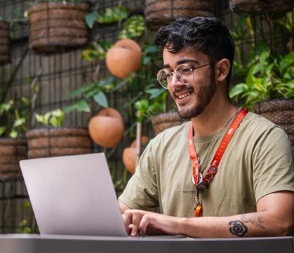 Um homem com um computador em uma mesa