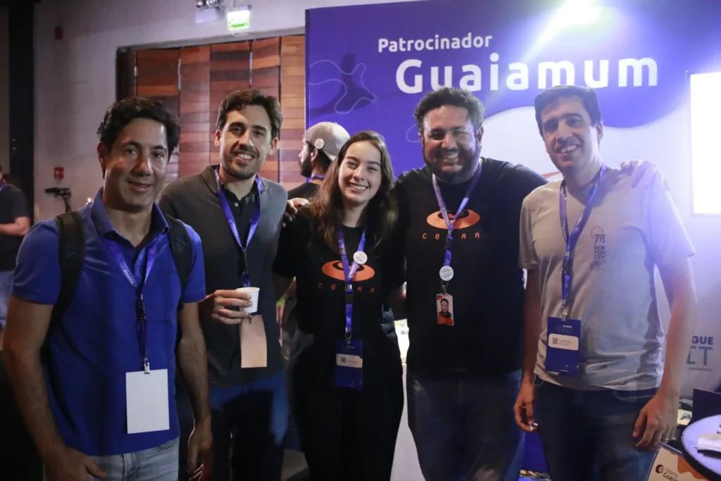 Grupo de pessoas em evento de tecnologia, patrocinado pela Guiamum.