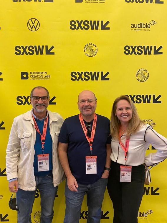 Três pessoas reunidas no evento "sxsw"
