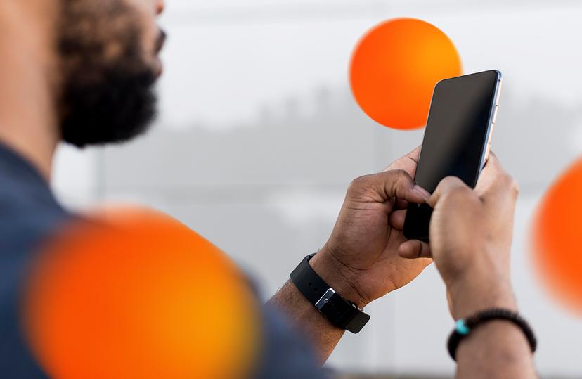 Pessoas segurando um celular com as duas mãos