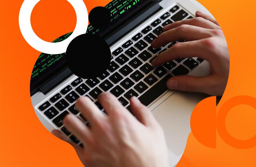 Duas mãos digitando em um notebook