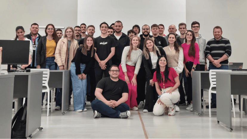 Pessoas reunidadas em uma sala de aula