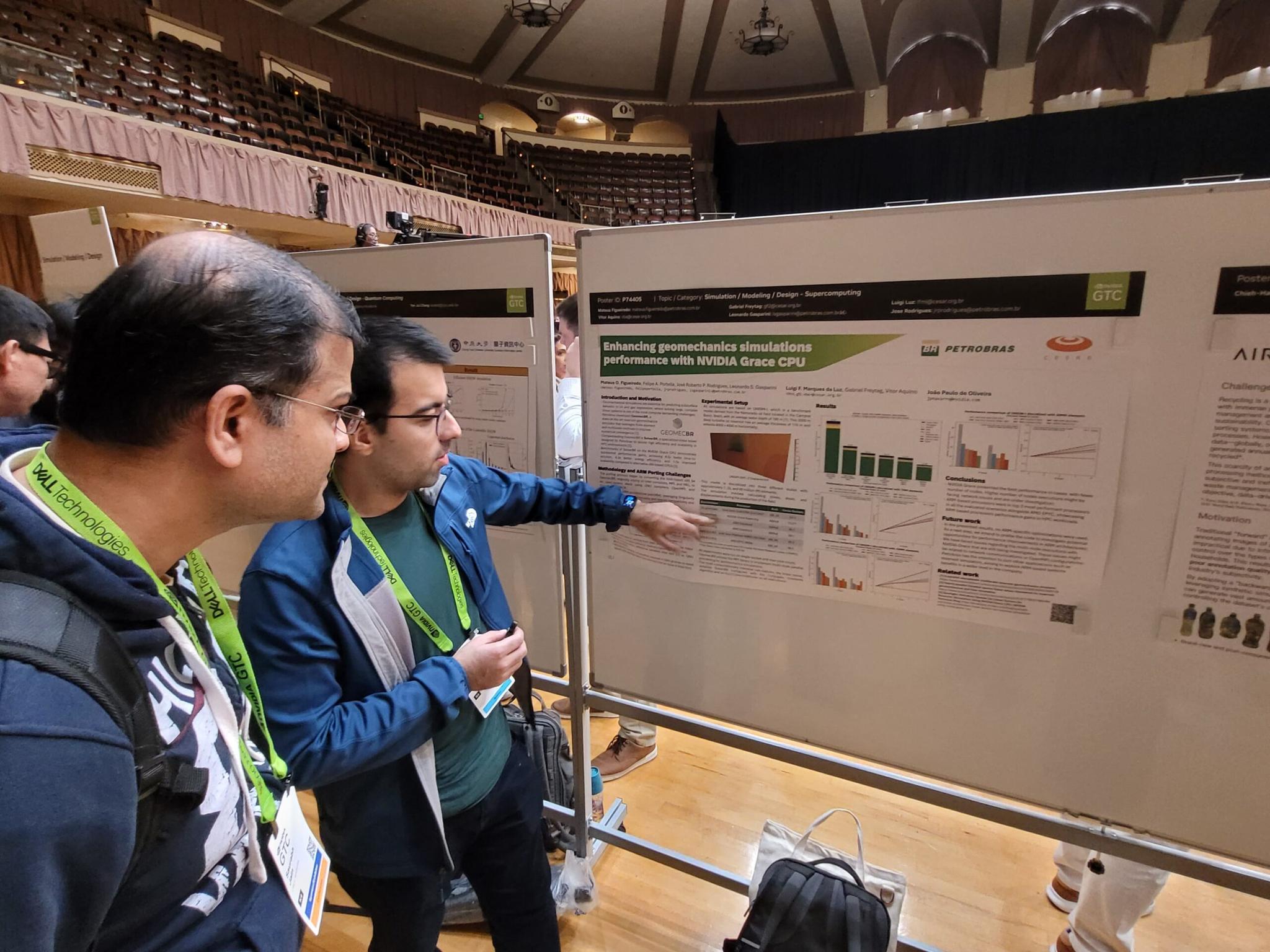 Dois homens examinam um pôster de conferência sobre simulação de geomecânica com a CPU NVIDIA Grace.