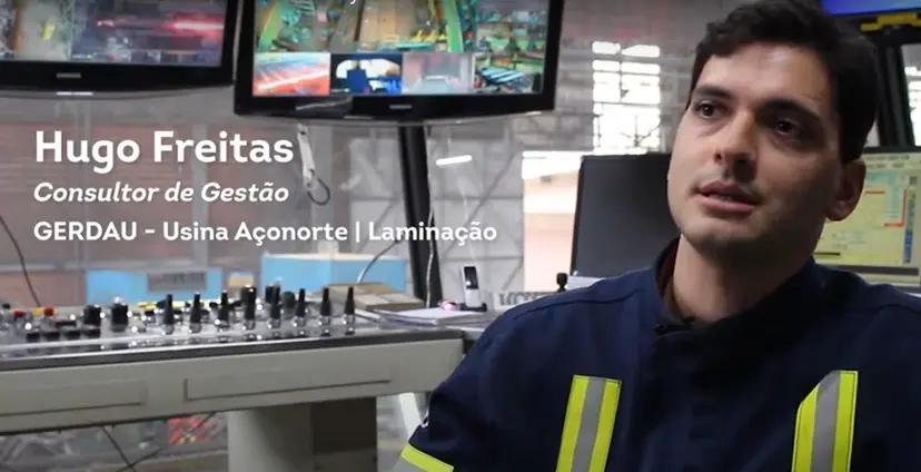 Gerdau utiliza IoT e Data Analytics para otimizar a usina Açonorte Hugo Freitas, consultor da Gerdau, em sala de controle com monitores exibindo processos industriais e painel de comandos.