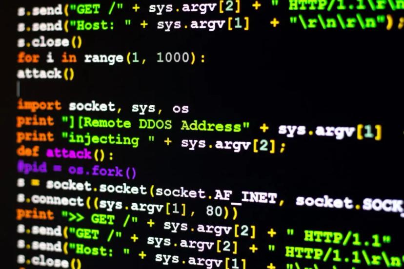 Teste de performance – saiba por que o segredo está no planejamento Linhas de código de programação coloridas aparecem escritas detalhadamente em uma tela escura de computador