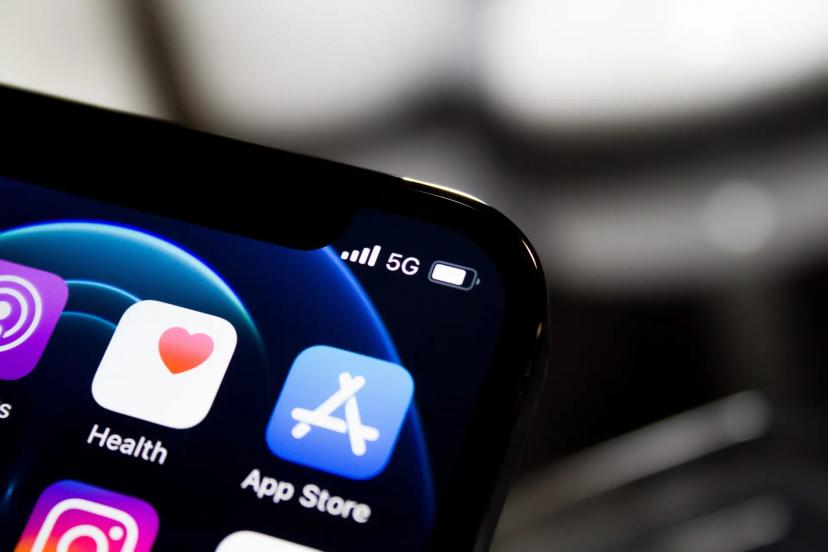 5G qual o impacto da tecnologia nos negócios de mobilidade digital Tela de smartphone em close-up com ícones de aplicativos e o indicador de rede móvel conectado ao sinal de internet 5G.