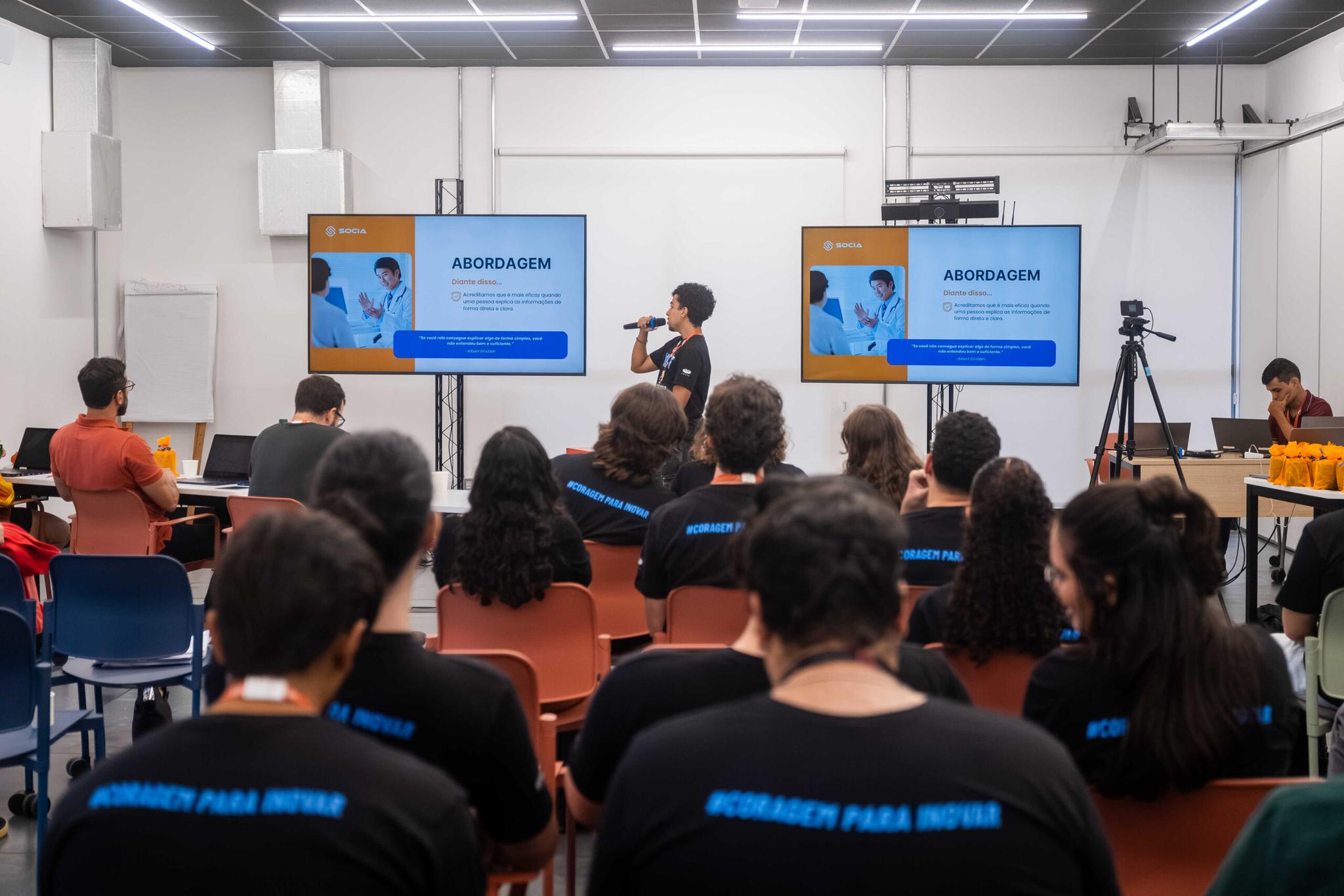 Palestra sobre abordagens em evento de tecnologia