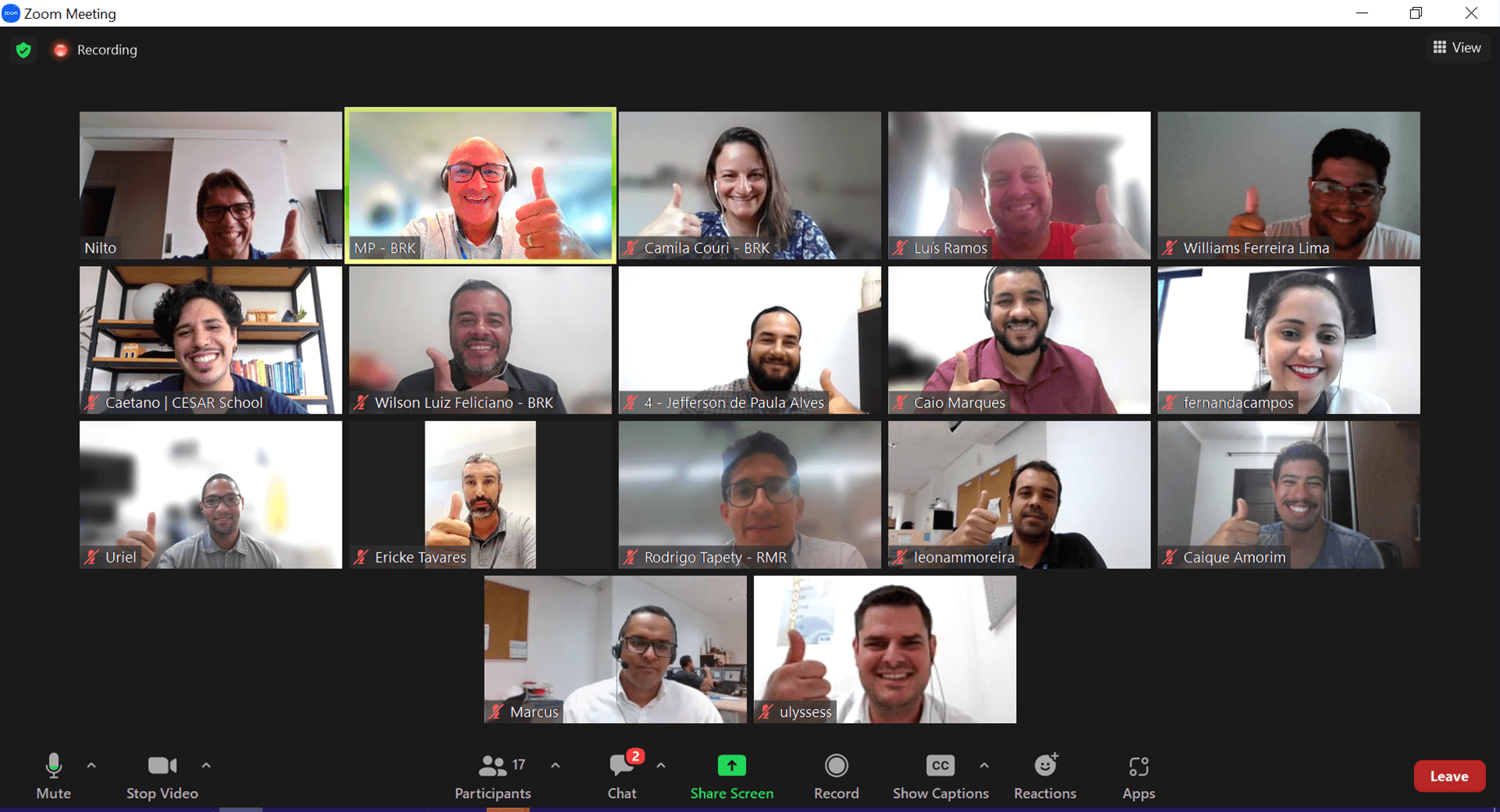Educação corporativa para inovação em equipe remota Dezesseis pessoas em reunião online sorrindo e fazendo gesto positivo em chamada de vídeo sobre educação corporativa para inovação
