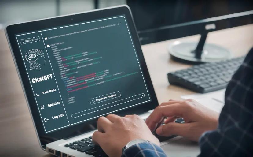IA generativa e produtividade na codificação de softwares Mãos de uma pessoa digitando em um laptop que exibe a interface do ChatGPT com blocos de código de programação na tela.