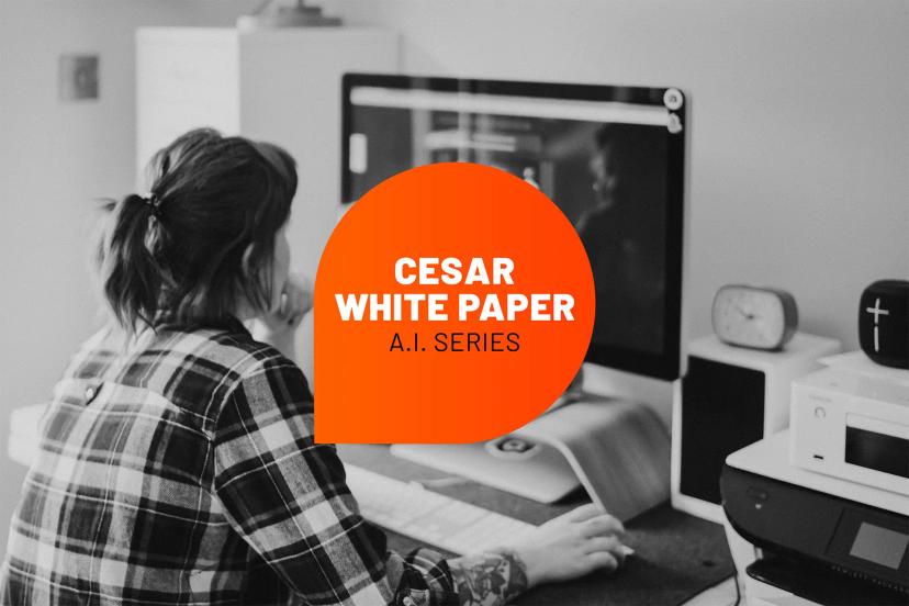 Inteligência Artificial na produção visual Mulher de camisa xadrez trabalha em um computador. Sobreposta, uma forma laranja com o texto CESAR White Paper A.I. Series.