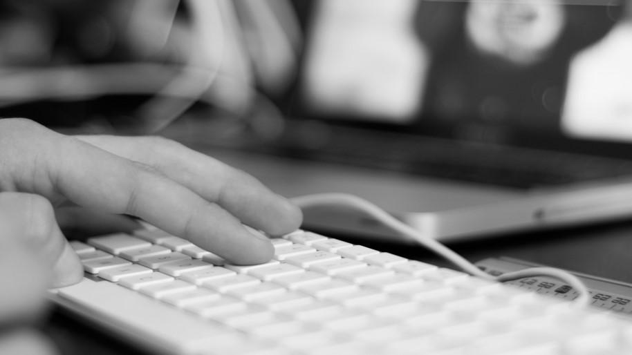 Artigo-o-imprevisivel-cenario-pos-covid Uma mão em cima de um teclado