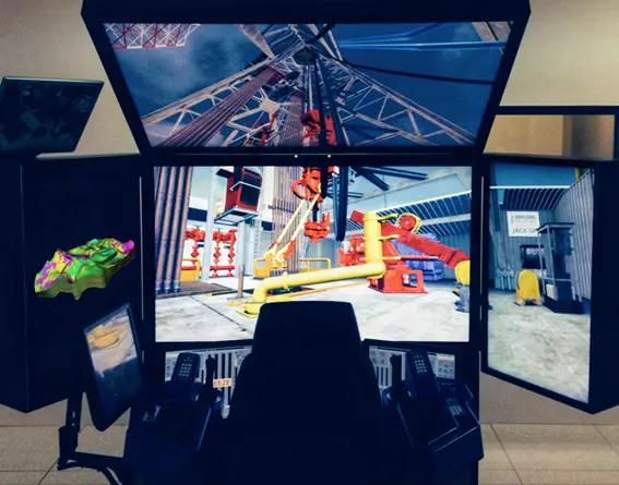 Computação de alto desempenho em reservatórios Estação de simulador avançado com múltiplos ecrãs exibindo modelos 3D de reservatórios e infraestrutura de exploração de óleo e gás