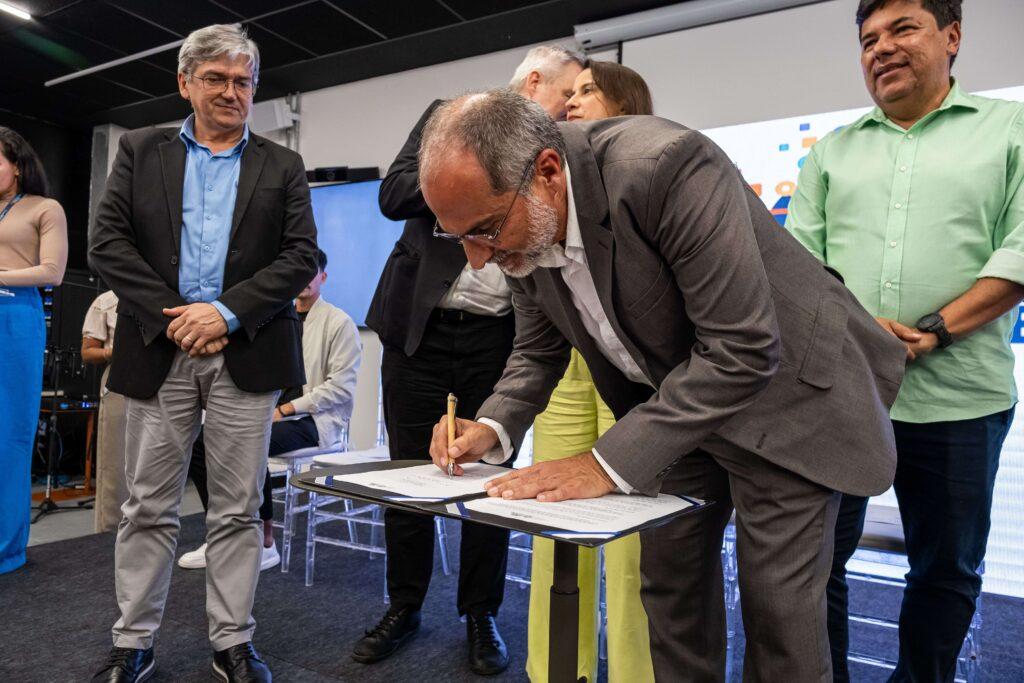 Assinatura de contrato, parceria educacional, formação tecnológica, inovação em ensino.