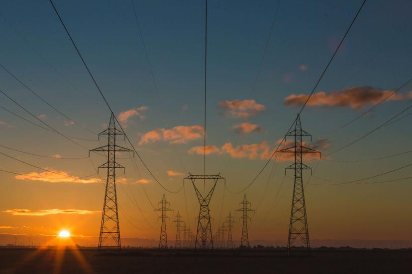 matthew-henry-yETqkLnhsUI-unsplash (1) Várias torres de energia em um campo