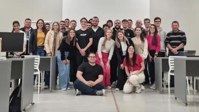 Cultura Data-Driven na Madesa – Formação em Dados com o CESAR Grupo de 25 pessoas sorridentes em pé e sentadas em sala de treinamento com mesas de escritório e computadores ao fundo.