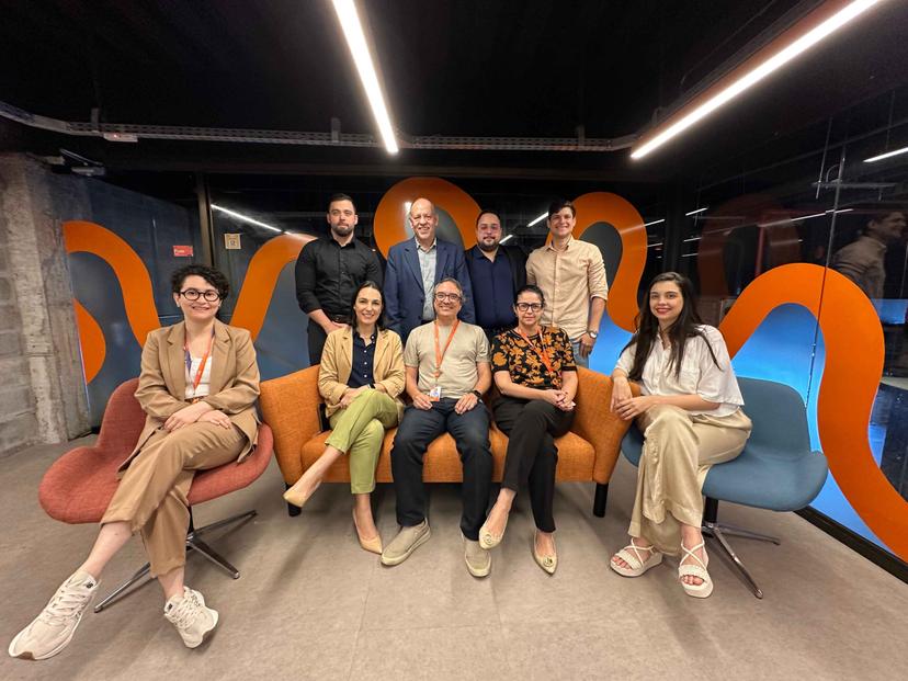 Pessoas reunidas Pessoas sentadas em um sofá e em pé.