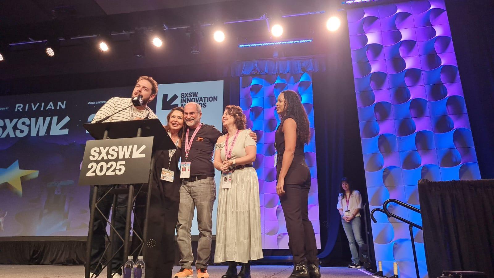 Vencedores celebram no palco do SXSW 2025 durante Innovation Awards Grupo de profissionais no palco do SXSW 2025 durante a cerimônia de premiação