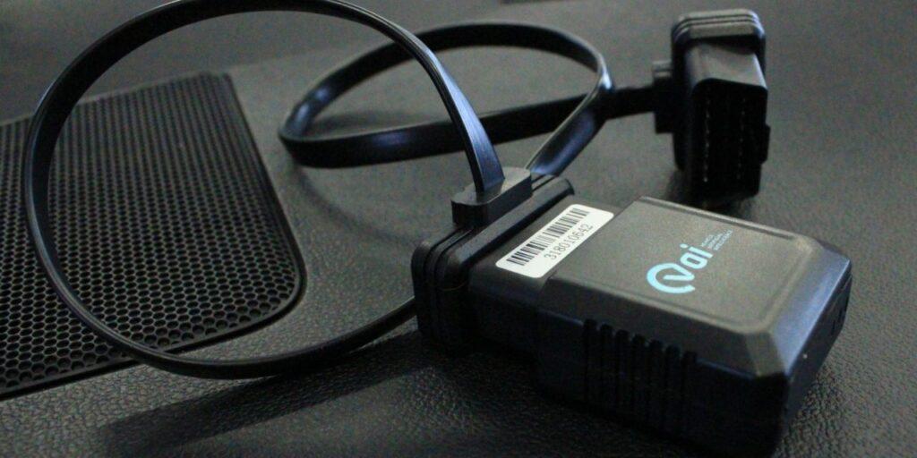 Interface OBD-II para diagnóstico automotivo, ferramenta de ensino tecnológico.