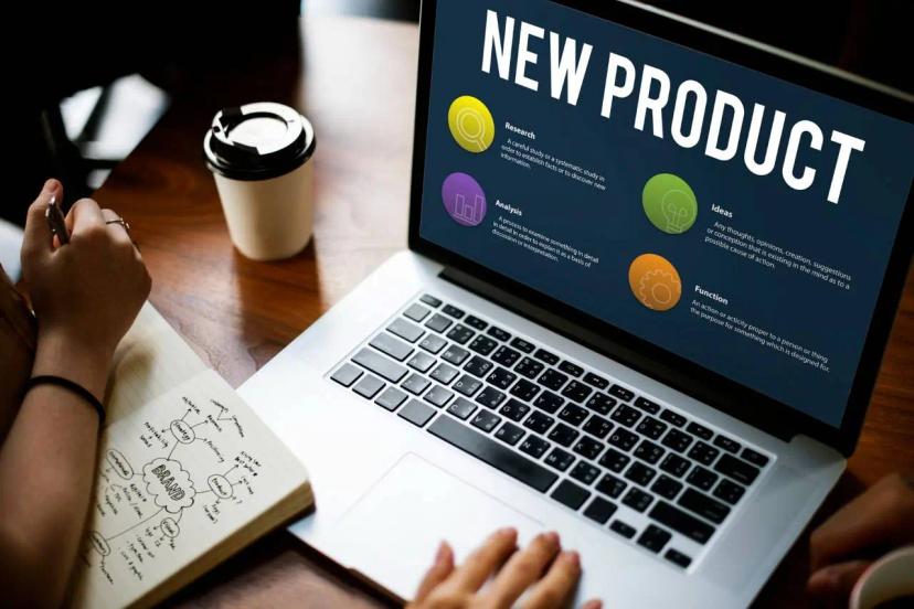 MVP – o que é, principais vantagens e como aplicar ao seu novo produto Notebook aberto exibindo etapas de criação de um novo produto ao lado de caderno com anotações de branding e estratégia.