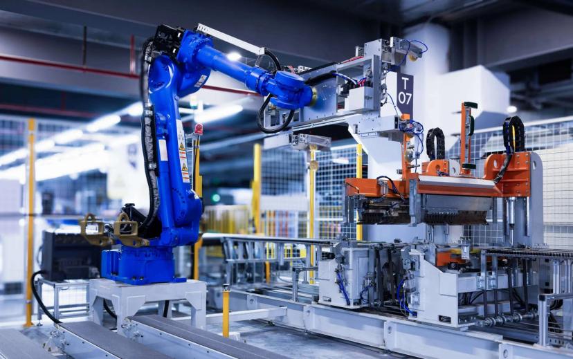 Automatização e sua transformação na produtividade industrial moderna Braço robótico azul operando em linha de produção automatizada dentro de uma fábrica moderna com esteiras e sensores.