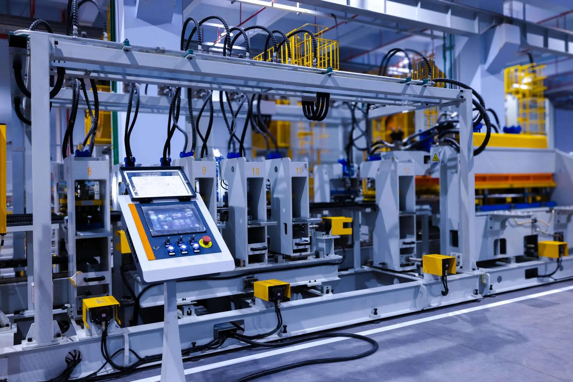 Indústria 4.0 na Amazônia e o impacto da inovação tecnológica regional Maquinário industrial numerado com painel de controle digital em destaque dentro de uma fábrica moderna e iluminada.