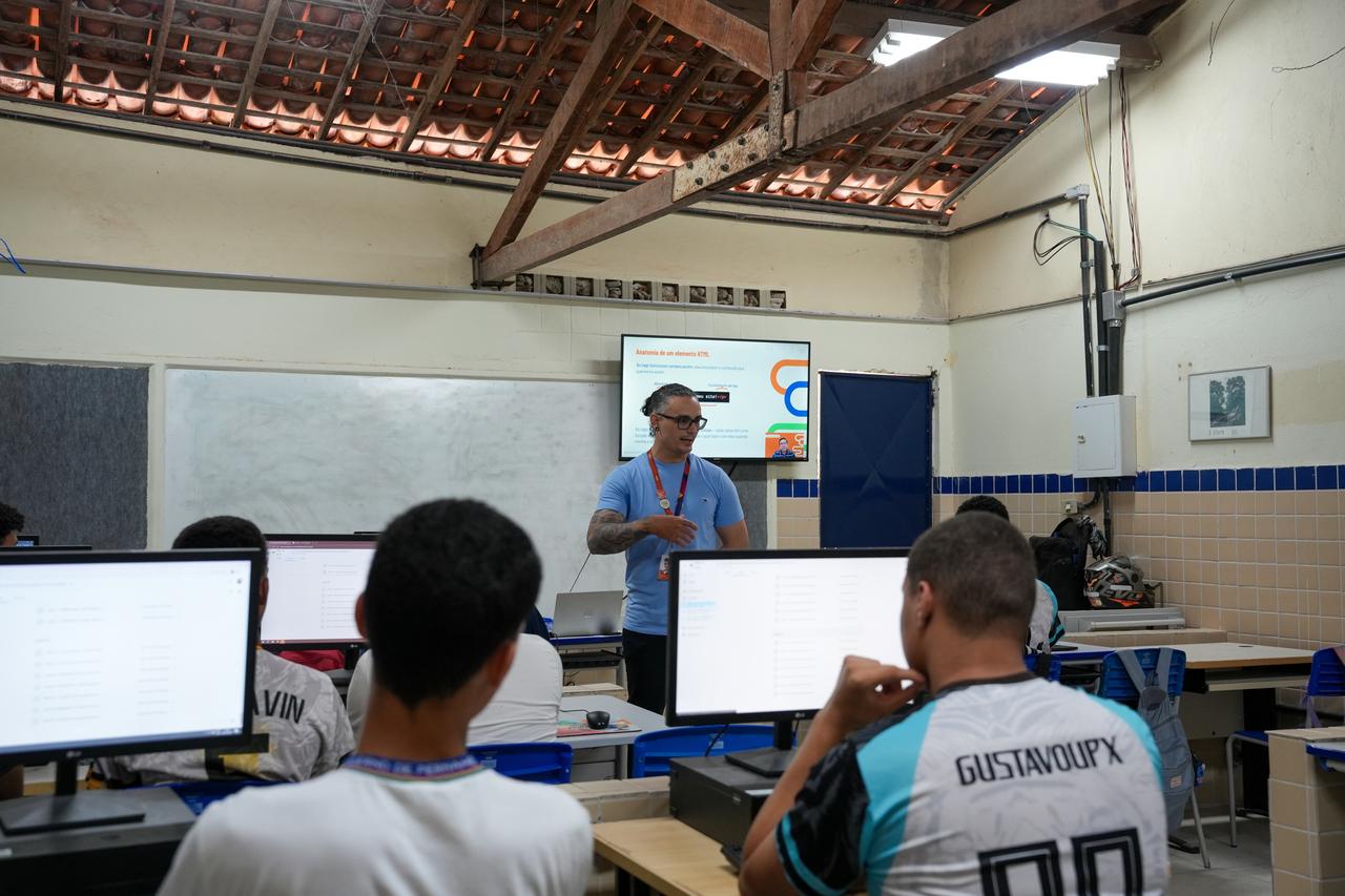 Programa Florescendo Talentos amplia o acesso de estudantes da rede pública de Pernambuco à formação gratuita em tecnologia. Imagem do artigo Florescendo Talentos abre mais de 17 mil vagas gratuitas em cursos de tecnologia para estudantes do Ensino Médio e EJA