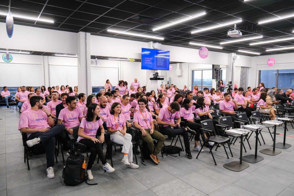 Evento com participantes usando camisetas rosas