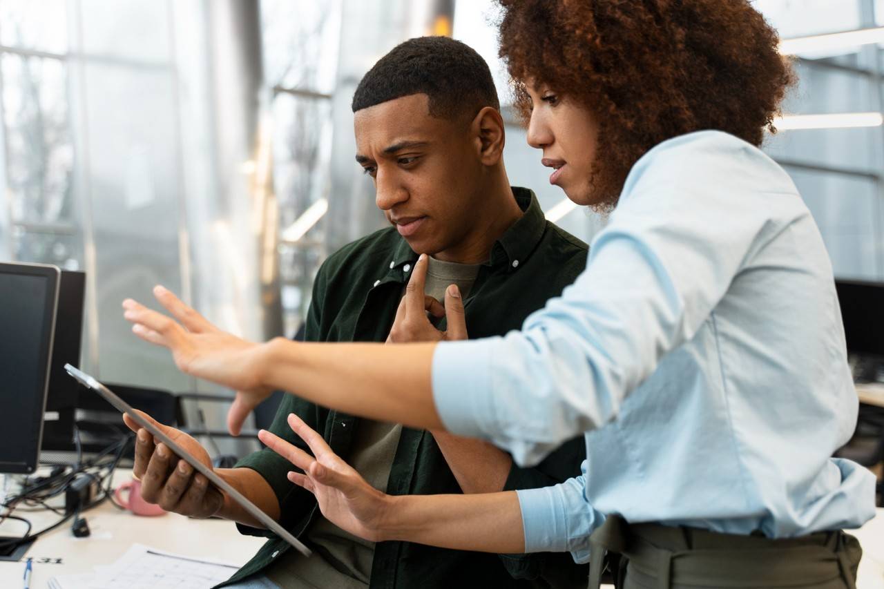 pessoas trabalhando na mesa da empresa olhando o computador
