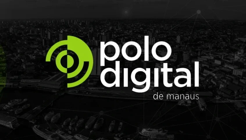 Logotipo verde e branco do Polo Digital de Manaus sobreposto a uma vista aérea noturna da cidade e zona portuária
