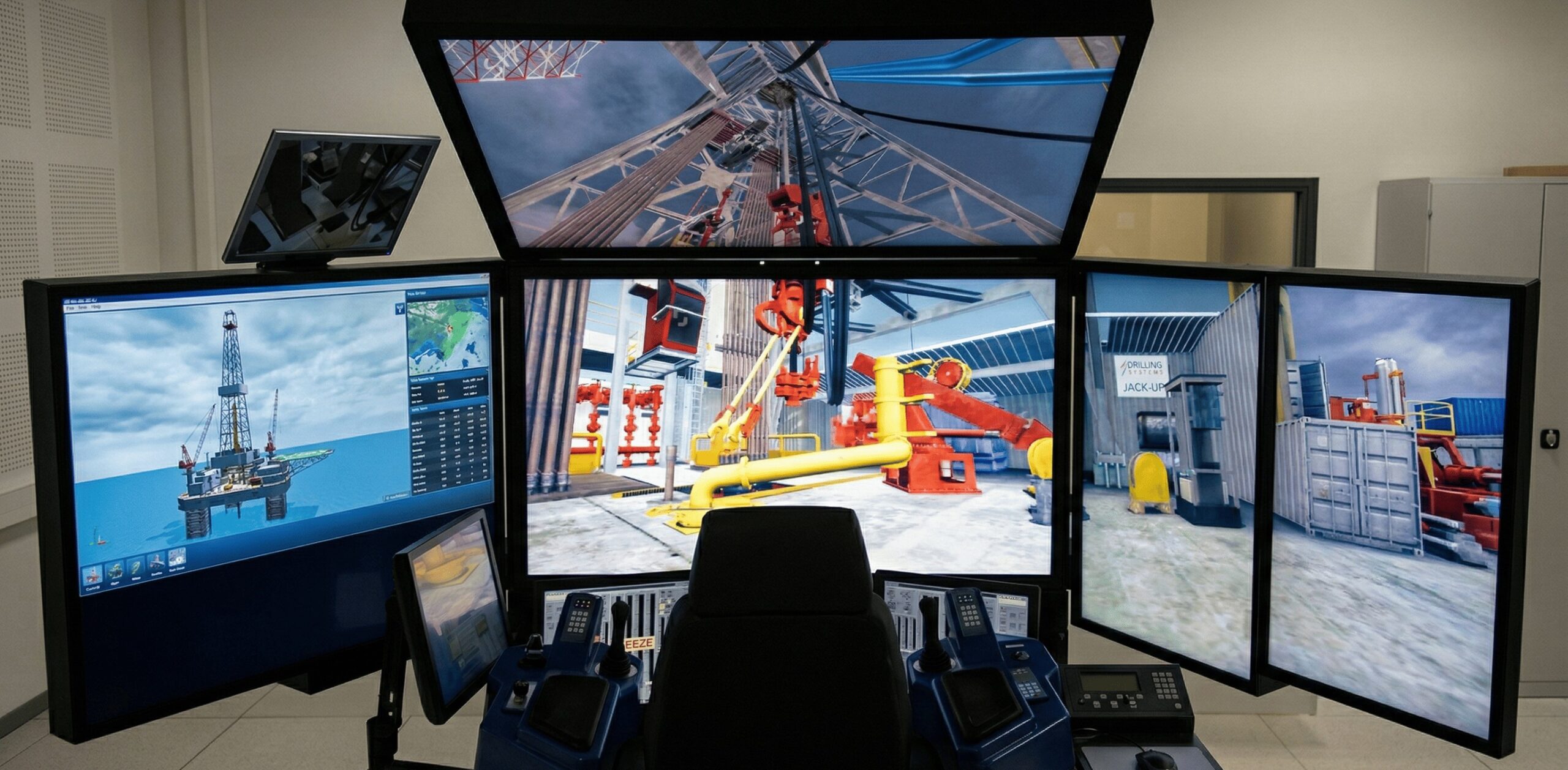 Estação de simulador avançado com múltiplos ecrãs exibindo modelos 3D de reservatórios e infraestrutura de exploração de óleo e gás