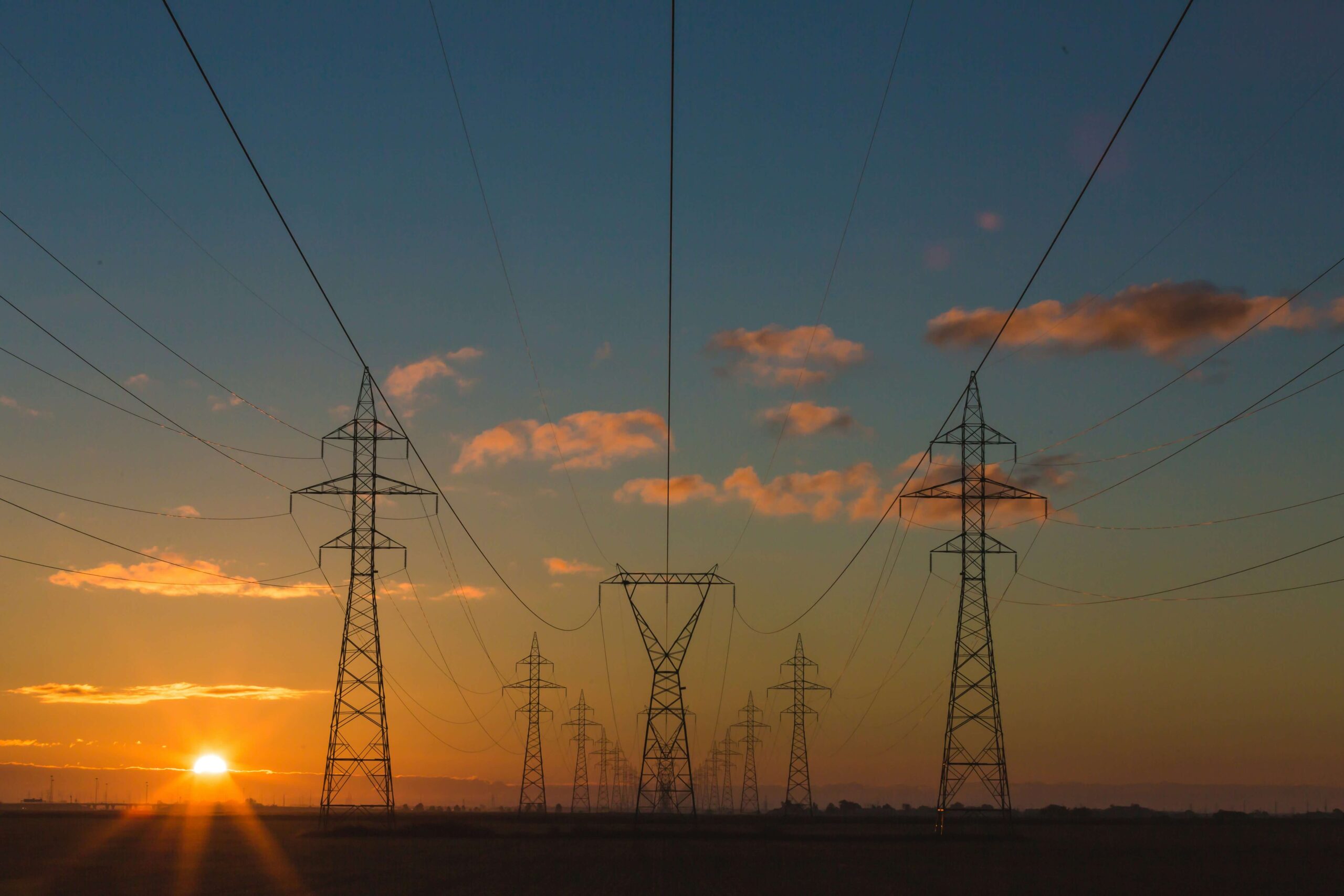 Várias torres de energia em um campo