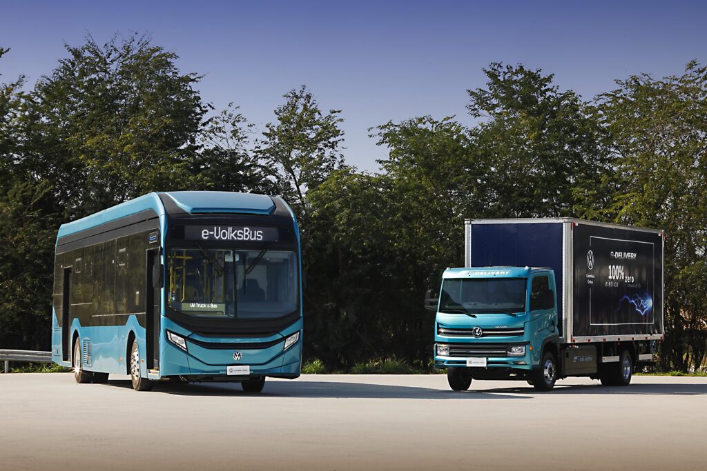 Ônibus elétrico e-VolksBus e caminhão e-Delivery da Volkswagen estacionados, promovendo mobilidade urbana sustentável
