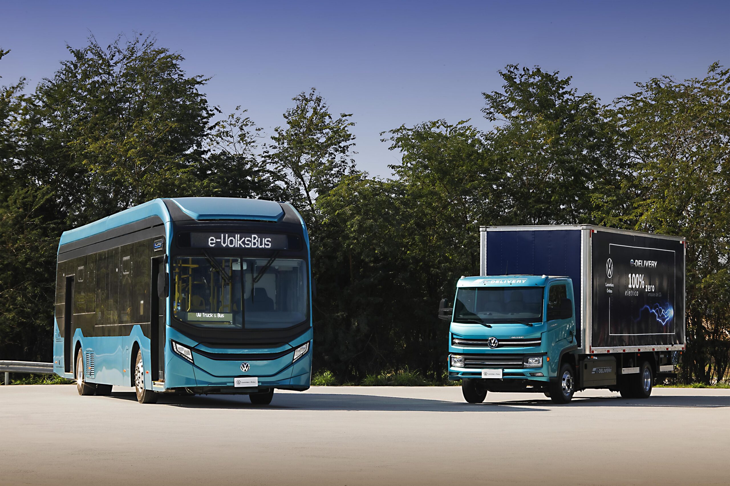 Ônibus elétrico e-VolksBus e caminhão e-Delivery da Volkswagen estacionados, promovendo mobilidade urbana sustentável