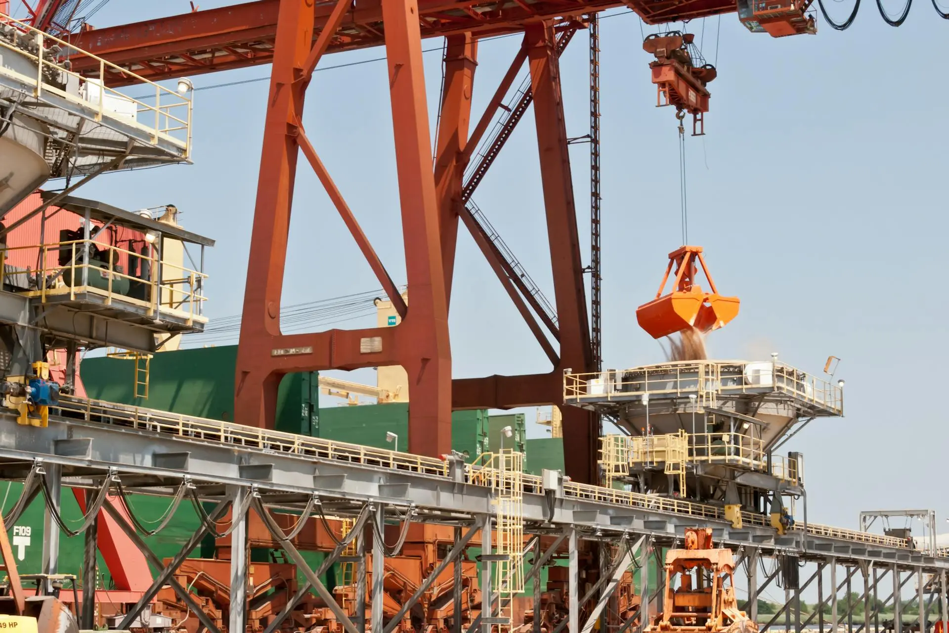 Equipamento industrial movimentando carga em operação de óleo e gás com uso de dados e simulação