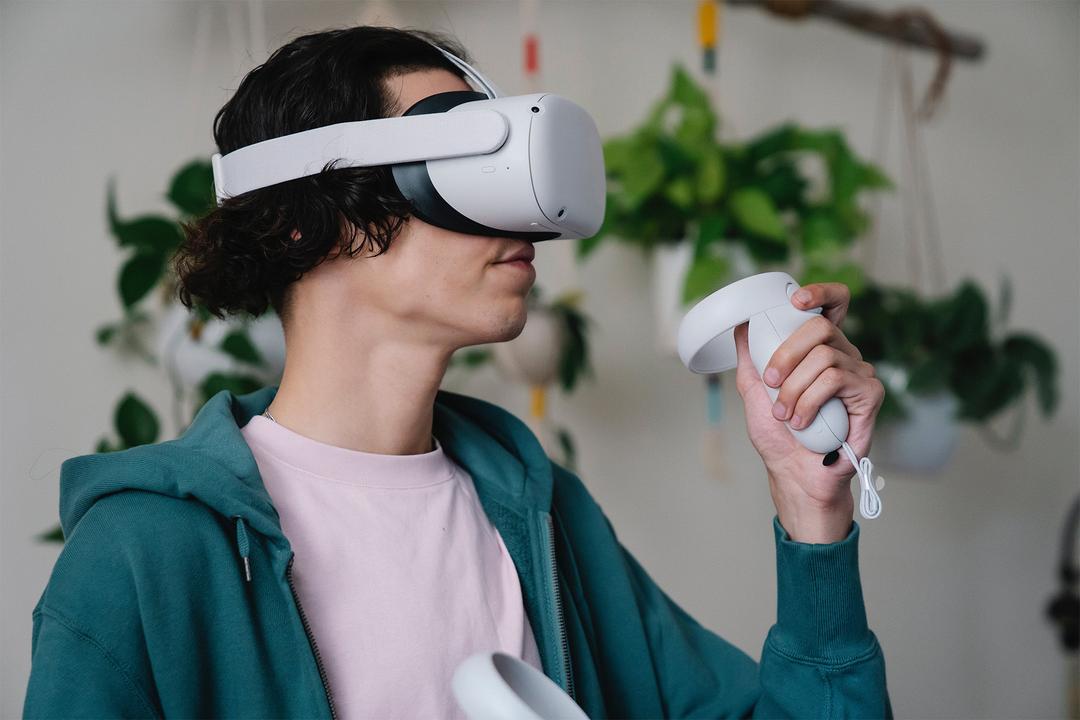 Jovem adulto utilizando aparelho de realidade virtual