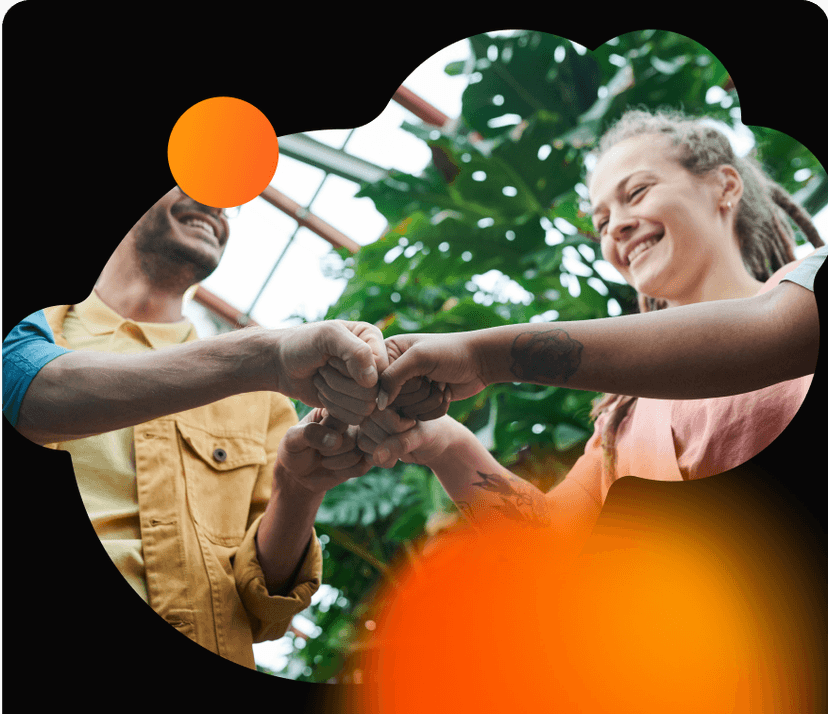 Cuidamos das pessoas Quatro pessoas tocando as mãos umas das outras