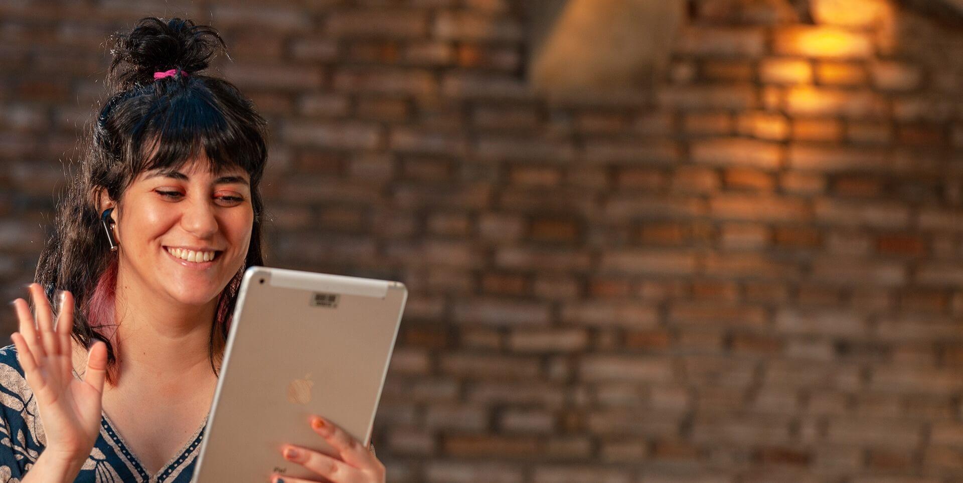 _MG_3355 ok (1) Uma mulher sorrindo olhando para um tablet