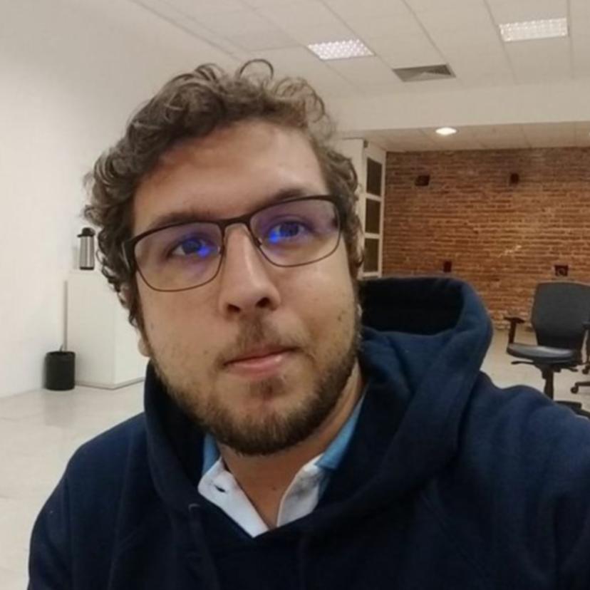 WhatsApp Image 2022-02-21 at 14.46.14 Uma pessoa de óculos